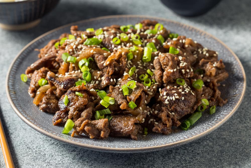 Aprende a cocinar bulgogi, un plato típico de Corea del Sur. Consiste en carne (generalmente de res) marinada y asada, muy representativa de la cocina coreana.
