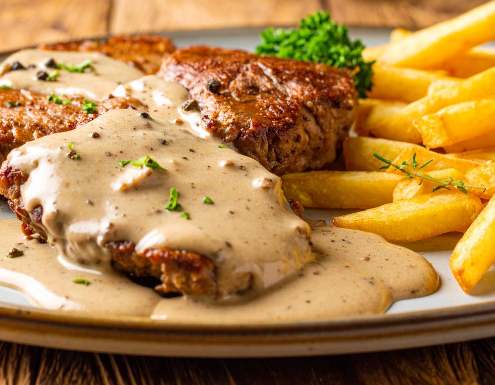 Aprende a cocinar lomo a la pimienta, un plato originario de Francia, conocido en la cocina francesa como “steak au poivre”.