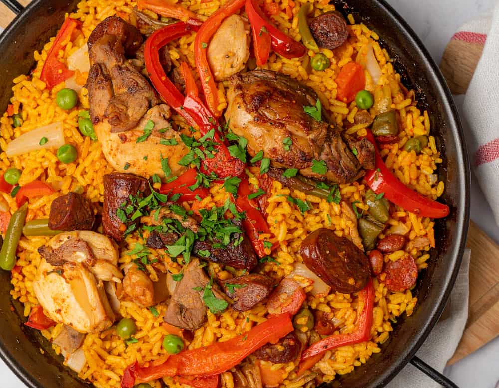 Aprende a cocinar paella, un plato típico de Valencia, España.